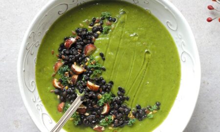 Zupa krem z brokułu z czarną soczewicą i orzechami laskowymi