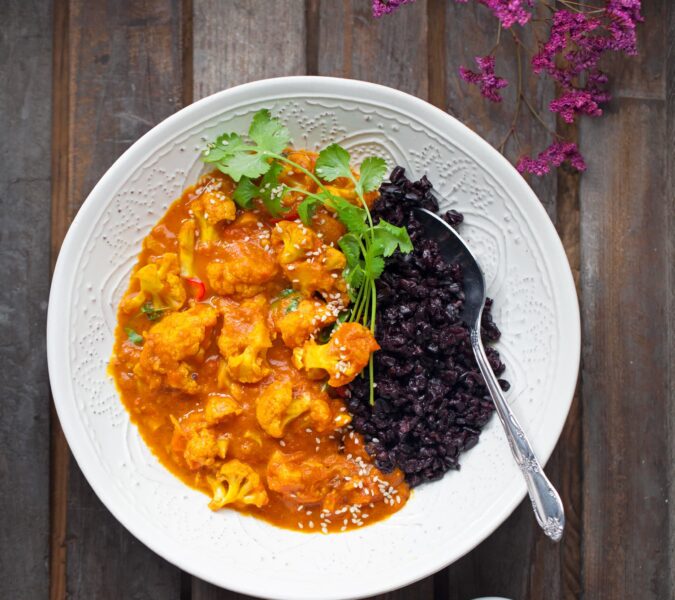 Kalafiorowe curry z czarnym ryżem